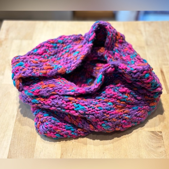 Handmade knitted infinity cowl in soft wool - Picture 3 of 3